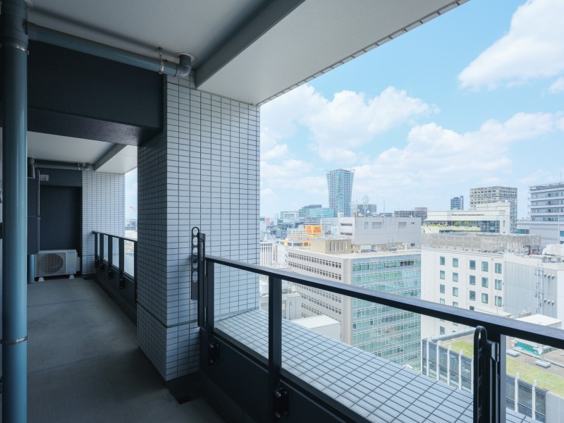 約15m²の奥行きがあるバルコニーは、開放感にあふれています。爽やかな風を感じながらリフレッシュできる、心地よい空間です。