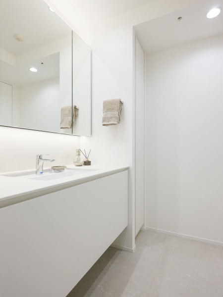 白を基調とした清潔感溢れるデザインの洗面化粧台です。リネン庫を備え付けたので、細々したものが多くなる洗面室もすっきり保てそうです