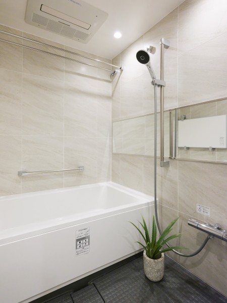 毎日のバスタイムを贅沢に、豊かにしてくれるバスルームです。ゆったりとくつろげる空間で、身体も心も癒されます。暖房・涼風・換気・乾燥機能付きで1年中快適です。