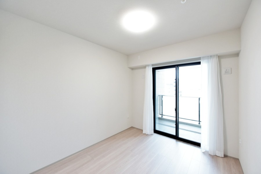 南向きのバルコにーに面した洋室３（約6.0帖）です。一日を通して優しい光が差し込むお部屋です。シンプルな内装ですので、どんな家具とも相性がよく、お好みの空間を演出できます。