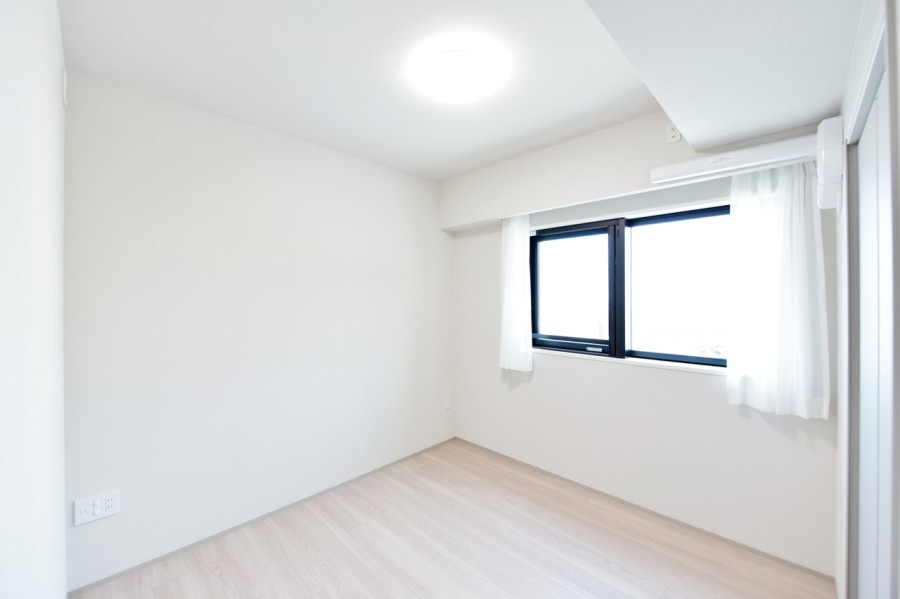 西側に窓がある洋室４（約5.4帖）です。自分の時間や趣味、お仕事にも集中できるプライベートスペースです。すべての居室にクローゼットが設置されていて、お部屋を広く使えます。