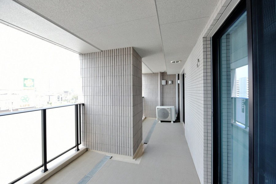 ５階部分、最上階の南向きバルコニーで陽当たり良好です。前面を遮る建物はなく、開放的な空間で気持ちよくお洗濯ものを干せそうです。