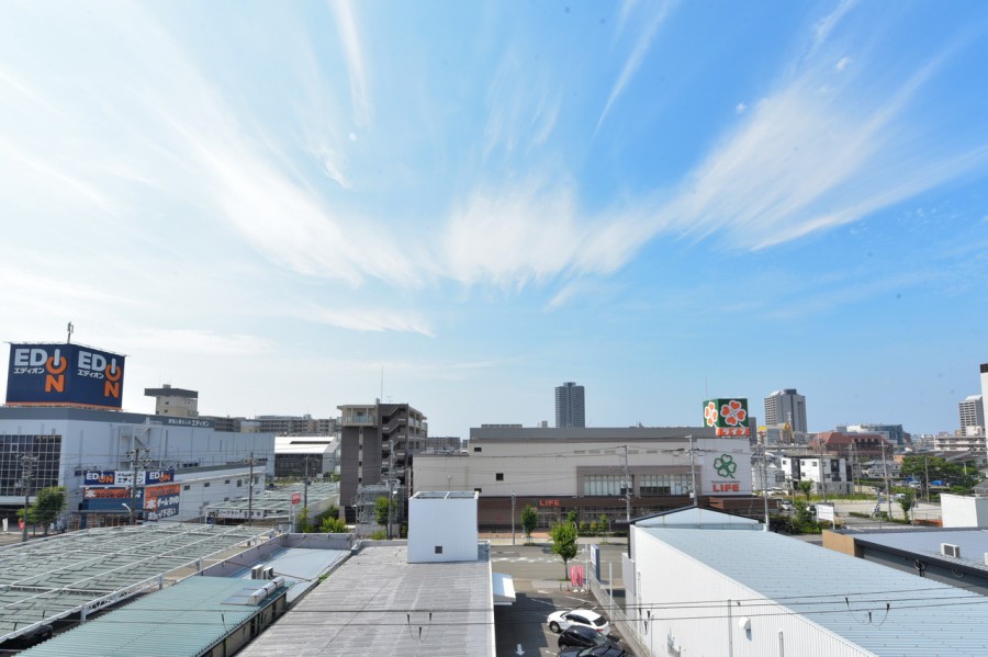 ５階部分、最上階の南・西・北の三方角住戸で前面を遮る建物がありません。時間や季節とともに変化していく大きな空を眺めながら大きく伸びをしたくなるような眺めが広がります。