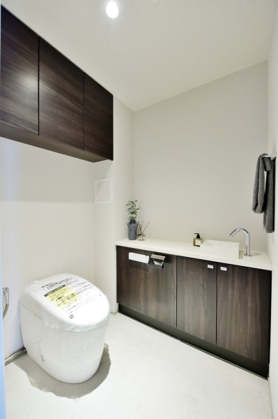 TOTO製ウォシュレット付タンクレストイレ新規交換済みです。毎日使用する場所なのでシンプルで使い勝手がよく、お手入れしやすいものを採用しています。手洗いカウンターもあり、清潔に使用できます。
