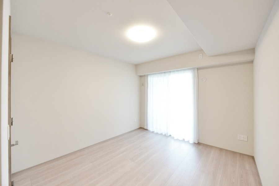 南向きのバルコニーに面した洋室１（約10帖）は明るいが差し込む開放的な空間です。ベッドを置いてもゆとりがあり、心と体をしっかりと休めることができる主寝室におすすめです。