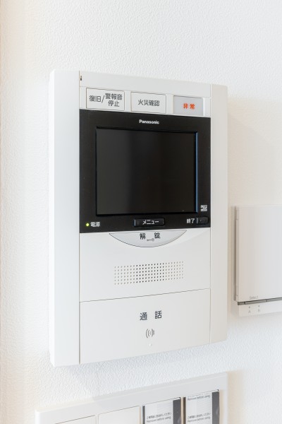 ◆TVモニター付インターホン◆訪ねてきた相手をモニター越しに確認でき、防犯対策に役立ちます。インターホン越しに話をすることが可能です。