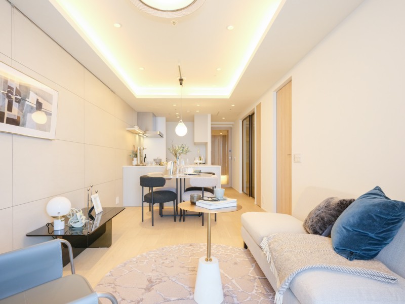 折り上げ天井にし、間接照明を設置することで解放感があり気品のある雰囲気を演出しております。オレンジ色の間接照明が室内を明るく柔らかい印象にしてくれます。