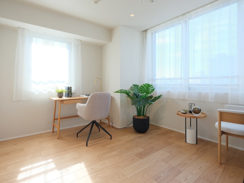 約6.9帖の洋室3は二面採光の明るいお部屋です。自然光がよく届く室内は、お子様がのびのびと過ごせるプレイスペースとしても活躍してくれそうな空間です。