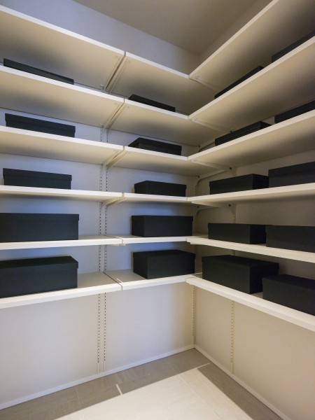 玄関左手には収納豊富なシューズインクローゼットが備わっています。こだわりのシューズに合わせて高さも調整可能で、それぞれを大切に管理できるのがうれしいですね。