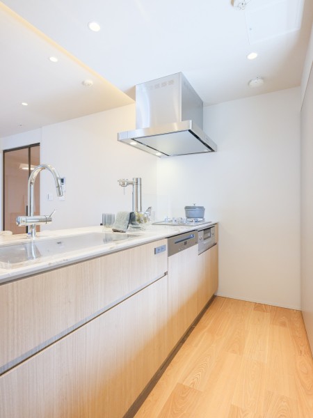 お部屋の色合いに溶け込む、田中工藝製オリジナルキッチンです。ナチュラルなカラーが洗練された空間を演出し、家事時短に便利な食洗器を搭載しています。