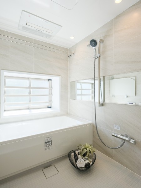 1620サイズでゆとりのあるバスルームです。窓からの採光性もあり換気の面でもメリットが◎浴槽で足を伸ばして、一日の疲れをしっかりと癒せるリラクゼーション空間です。