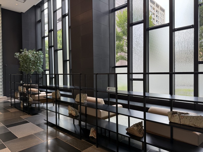 ロビースペースには穏やかな時間が流れ、豊かな陽光を存分に感じることができます。モノトーン調でインテリアを統一していることで、より一層の洗練された雰囲気を演出しています。