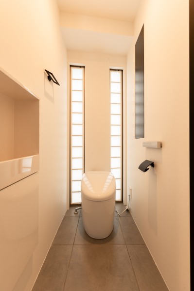 タンクレストイレやスティックリモコンでスタイリッシュな空間を演出します。窓があるため優しい陽の光が差し込みます。