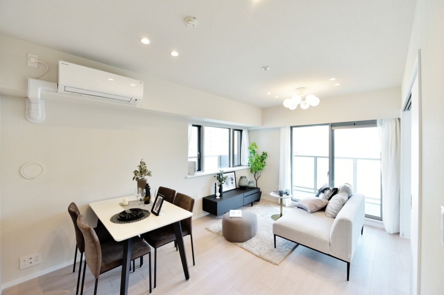 10階部分の北東角住戸、２面採光で明るく開放的なLDK約13.3帖です。優しい光が差し込む明るい空間は床暖房完備でゆったりと寛げます。洋室の扉を開放すると広々とした空間が完成します。