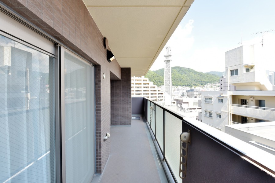 リビングを囲むL字型の広々としたバルコニーです。10階部分のお部屋で、広々とした青空と神戸の風を感じながらゆっくりと深呼吸したくなるような空間です。