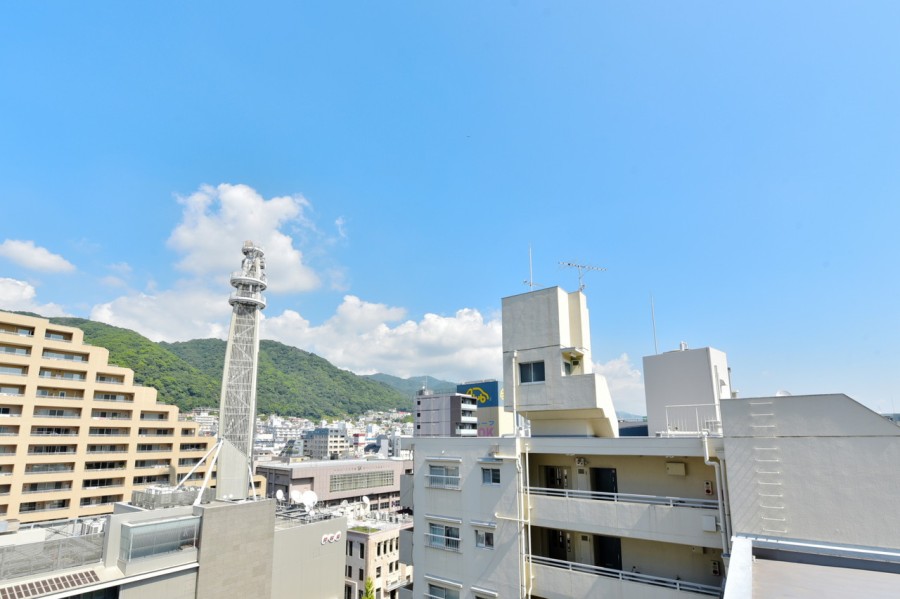 六甲山系の山々を望む眺望があります。山々の自然と海風を感じながら、自分の時間を大切にしたくなるような空間です。ゆったりとしたバルコニーでホッと一息、肩の力を抜くことが出来ます。