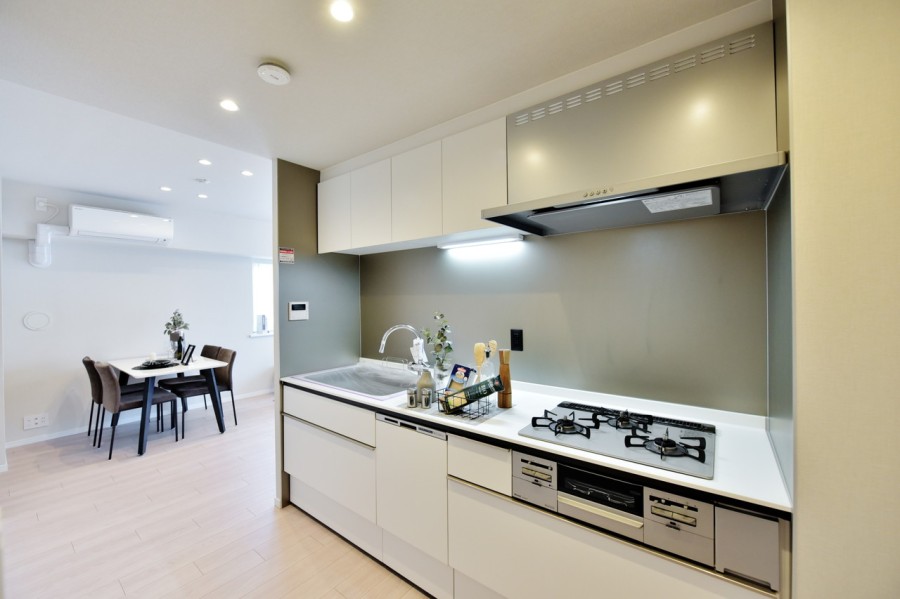 ゆったりとした独立タイプのシステムキッチンには食器洗浄乾燥機も備え付けています。家事の時短に役立ちます。吊戸棚が設置されていますので、調理器具等もしっかりと収納できます。