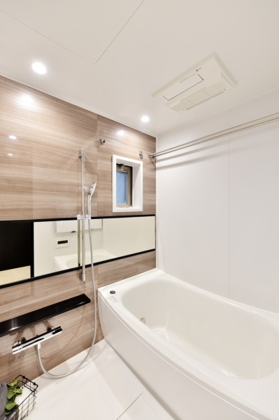 浴室に窓がありますので換気もしっかりと出来ます。浴室暖房乾燥機が備え付けですので、衣類の乾燥だけでなく、涼風・暖房と一年中快適にご使用いただけます。