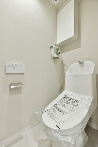 TOTO製ウォシュレット付きのトイレ新規交換済みです。汚れが付きにくい素材を使用し、お掃除らくらくな機能を搭載していますので、いつも清潔な空間を保てます。吊戸棚を設置していますので、小物類の収納も便利です。