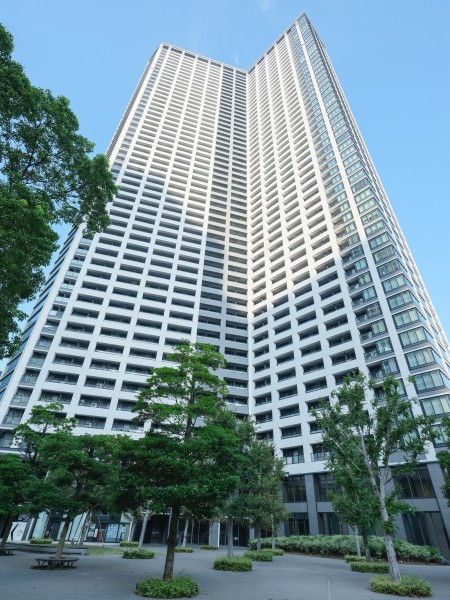 臨海部特有のウォーターフロントの開放感と、タワーマンションと下町情緒が調和する新しい街にある物件です。最寄りの駅は勝どき駅ですが、バス利用で新橋へも10分以内で到着するため、利便性が良く、お仕事や休日のお出かけに便利です。