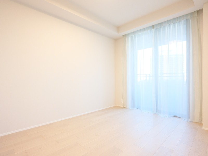 洋室1は約6.2帖の広さがあり、また収納豊富なウォークインクローゼットがあります。自分らしいお部屋に彩って、自分だけのこだわりが詰まったお部屋づくりが可能です。