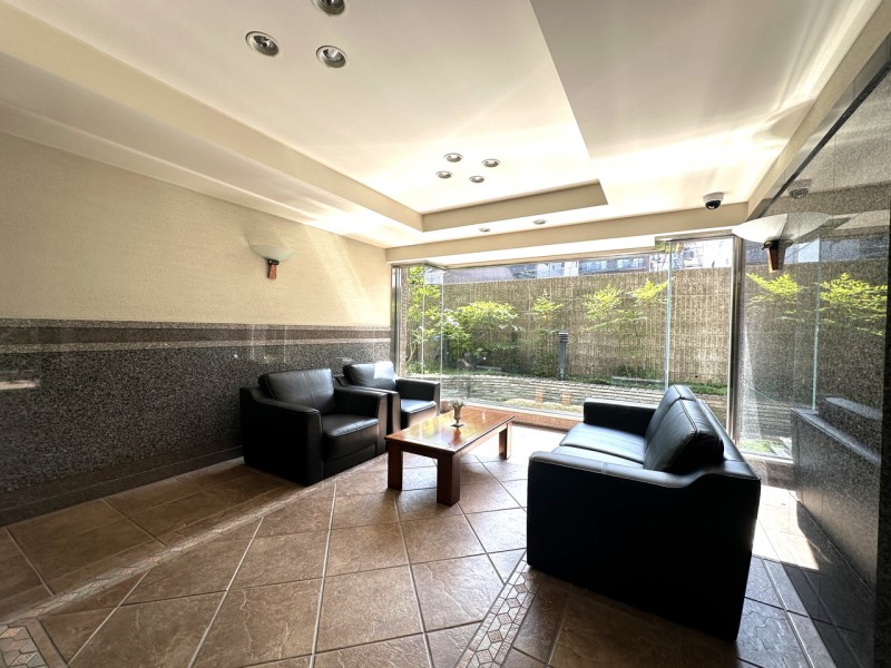 ロビーの窓の外には京都らしい植栽や装飾が施された中庭を眺めることができます。ゲストや家族を迎え入れ、その目を愉しませてくれる贅沢な空間が広がります。