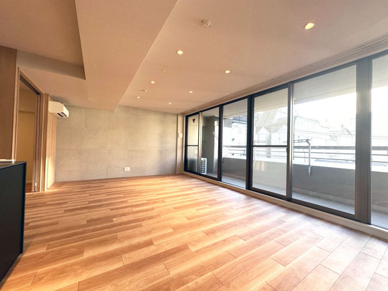 L字型のバルコニーに囲まれた明るく開放的なＬＤＫです。南東角住戸、ハイサッシから優し光が差し込み、爽やかな風が心地よい、快適な空間です。壁にはタイルを貼り、ナチュラルながらもエレガントな空間に仕上げました。