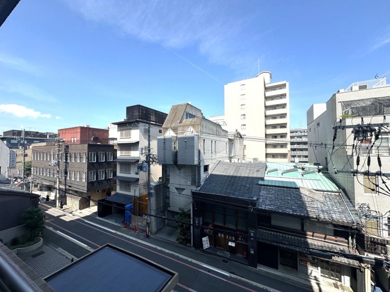 Ｌ字型の広々としたバルコニーからは京都らしい街並みを眺めることができます。観光にも暮らしにも便利な京都の中心地エリアで、歴史や文化に触れ、京都の魅力を満喫できます。