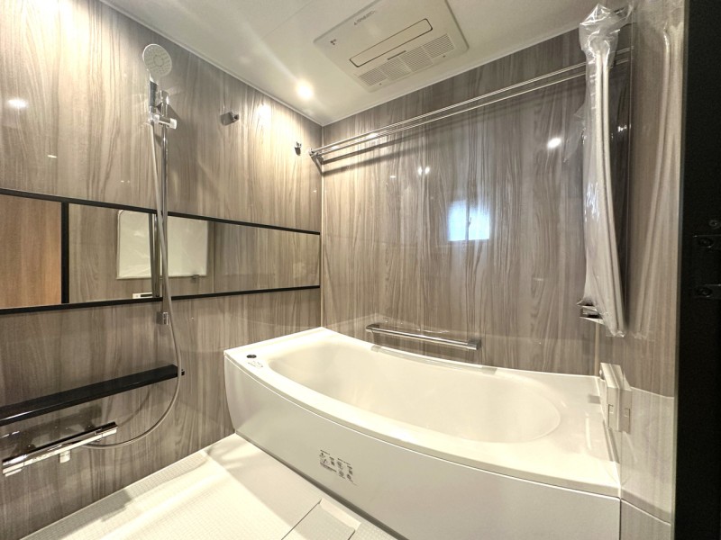 １６２０サイズの広々とした浴室には窓もあり、快適な空間を保てます。広々とした浴槽は心地よい入浴感で毎日の疲れを癒して頂けます。浴室換気乾燥暖房機付で、一年を通して快適に使用できます。