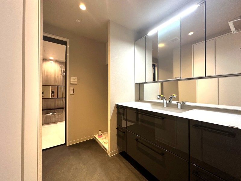 朝の慌ただしい時間も入浴後のリラックスタイムも快適に過ごせるパウダールームです。大きな三面鏡とクリスタルカウンターで身だしなみも整えやすく、自分らしい時間を過ごせます。