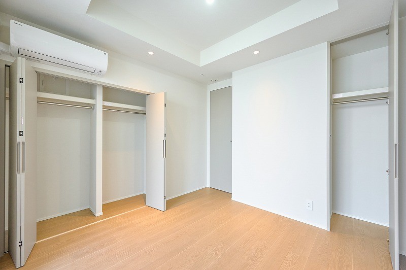 洋室1に設置されているクローゼットにお洋服や季節物の寝具といった見せない収納に活躍してくれます。お部屋のカラーと一緒にすることで統一感を感じられます。また、お洋服の色味を確認する際に邪魔にならないお色となっております。