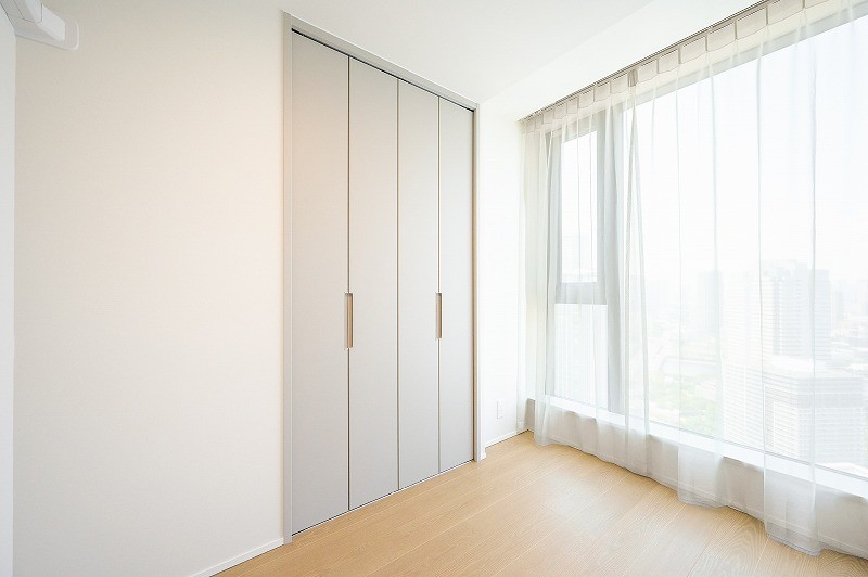 洋室3の大きな窓からは、豊洲の風景を眺めることができます。約4.1帖の広さがあり、子供部屋や自分部屋としてお使いいただけます。カーテンを開けて豊洲の風景を眺めながら、読書や映画鑑賞などすることができます。