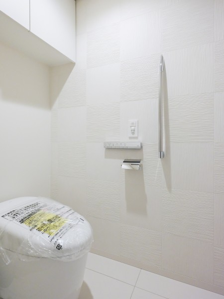 こちらの物件にはレストルームが2つあり、洗面室お隣のレストルームです。洗面室と同じカラーで統一された空間は清潔感溢れ、タンクレストイレでお掃除がしやすい仕様となっております。お掃除の手間が減り、家事を快適に行えます。