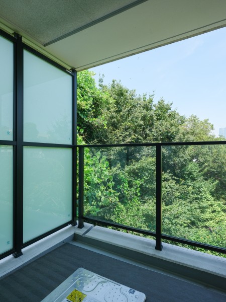 バルコニーからは柔らかな光と吹き抜ける風を感じられます。明るい時間には青々とした緑を眺めることができます。青い空と緑を感じられ都会にいながらも自然をご自宅から感じられ、穏やかな休日を過ごせます。