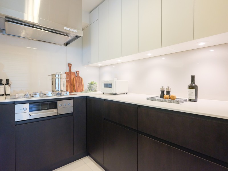 コンロのお隣には同じカラーのカップボードがあり、収納性が抜群の収納棚があります。調味料や食器、保存食など見せない収納に大活躍します。カップボードも広さがあるため、お料理中に導線を妨げずに使用することができます。