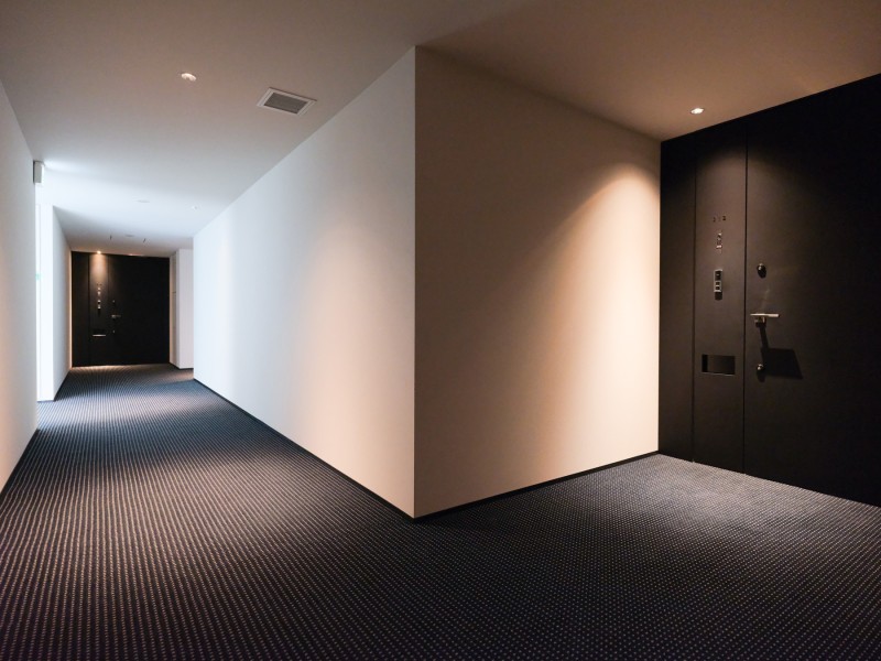 重厚感のある扉は高級感を感じさせ、お部屋に入るまでにワクワクとした気分にしてくれます。ブラックカラーになっているため、格式高い印象を与え、お部屋とリンクしているため統一感があります。内廊下設計となっているため、外からみえることがなくプライバシーが守られております。
