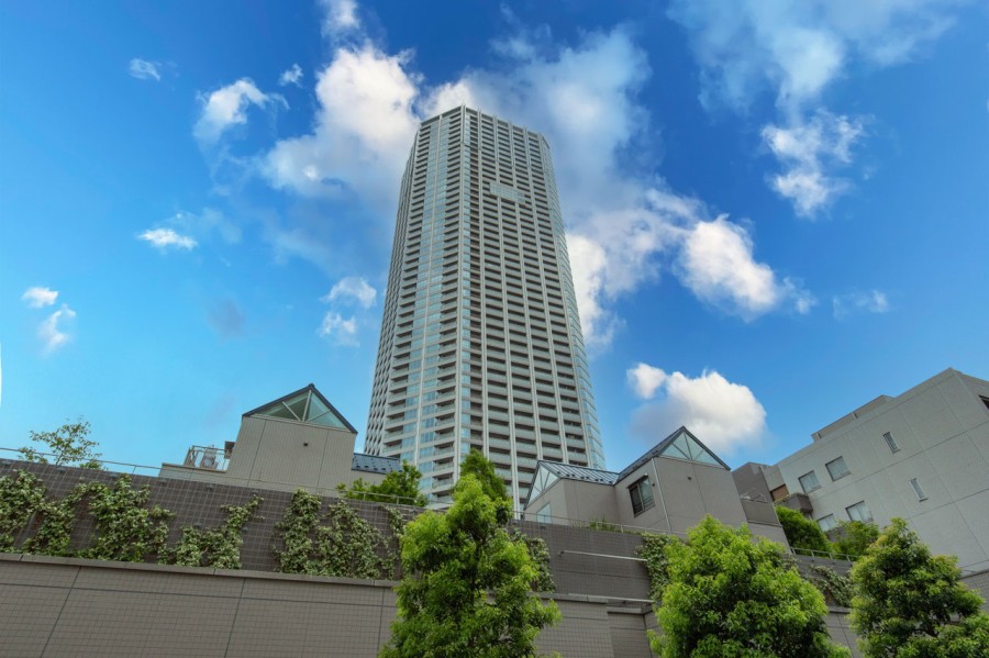 ①総戸数1093邸！武蔵野台地の東端にあたる高台に立地している55階建タワーマンション。豊かな自然も身近に感じられる恵まれたロケーションです。