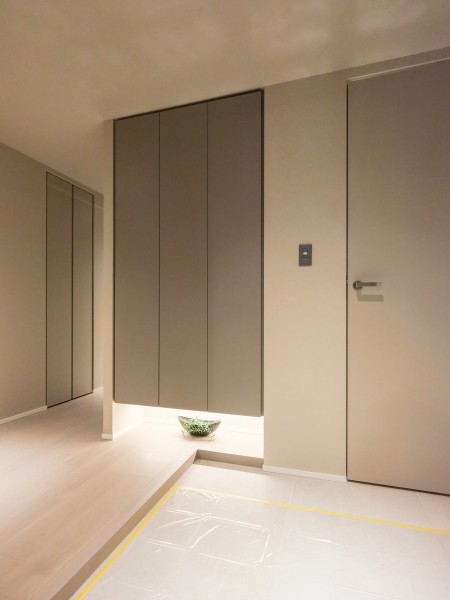 シューズインクローゼットとシューズボックスが備え付けられた、収納豊富な玄関です。玄関まわりのすっきりとした印象を保てます。