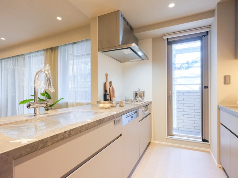 リビングにいるご家族とのコミュニケーションがはずむ開放的なオープンキッチンです。美しい面材やスタイリッシュな水栓金具を組み合わせた田中工藝製システムキッチンを採用しました。