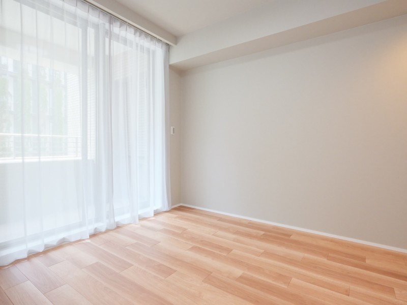 約5.7帖の洋室2は、過ぎゆく時間をゆったりと感じることができるのびやかなお部屋です。住まう方の趣味や感性で飾っていただけるように、シンプルな内装で仕上げました。