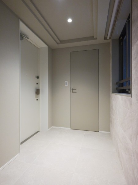 ゆとりのある玄関のため、大きな荷物があっても安心して出入りができます。玄関の壁一面には、調湿や脱臭機能に優れたエコカラットを設置。調湿機能や脱臭機能があるため、どんな季節でも快適にお過ごしいただけるようになっております。