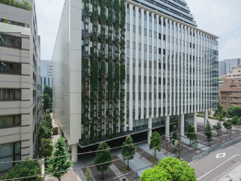 バルコニーからの眺望です。番町中央通り沿いに位置し、オフィスビルや大使館などがあると快適な住環境です。