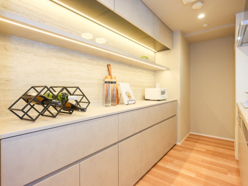 キッチン背面にはカップボードがあり、家電や食器等の収納に便利です。間接照明がよりいっそう上質感を創り出す気品溢れる空間です。