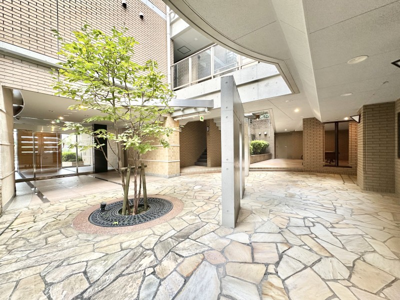 広々としたエントランスは柔らかい色合いのタイルとレンガ調の外観が解放感とラグジュアリーな空間を演出しております。外出時も帰宅時も優しく迎えてくれます。