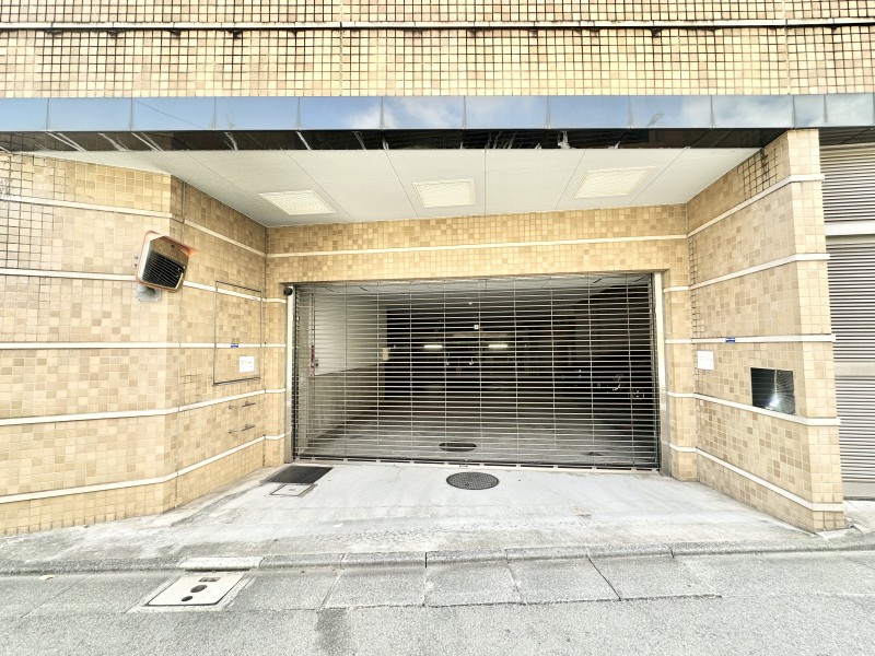 地下駐車場に空きがあり、お車を駐車することができます。雨や土埃から守ってくれ、出入り口がオートロック式のためセキュリティー面も安心することができます。大切なお車を気にせずお過ごしいただけます。