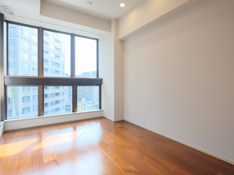 採光性の高い大きな窓を配した洋室2は約6.1帖のお部屋です。穏やかでのびのびとした時間をお過ごしいただける、心安らぐ空間です。