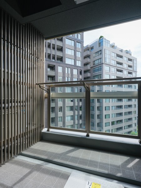 洋室3からつながるバルコニーはクリアタイプの手すりパネルが採用されております。そのため光を遮ることなく、より開放感を感じさせてくれます。暮らしに大切な光と風を感じる心地よい空間です。