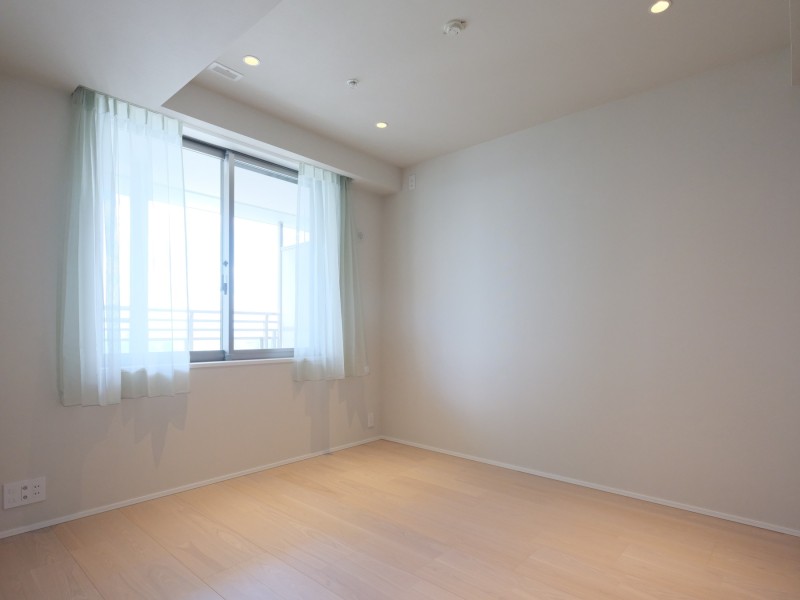 洋室2は、約6.7帖の広さがあり主寝室としてお使いいただけます。窓からの陽光で心地よい朝を迎えることができます。フロアー材は天然銘木アッシュ材となっており、木目の凹凸感や素材感を感じることができます。