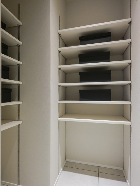 可動式の棚を設置しているシューズインクローゼットは、シューズの色を邪魔しないホワイトカラーとなっております。高さのあるシューズを収納することができます。可動式のためお好きな様に高さを変更できます「。