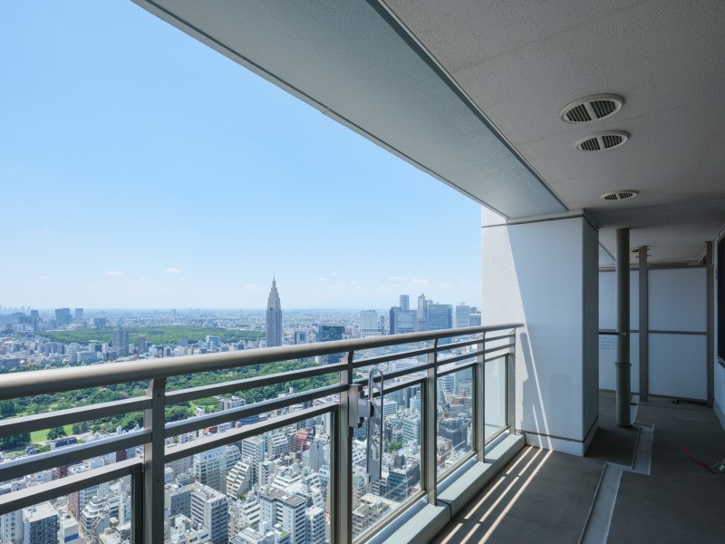 開放感があり、ゆとりのあるバルコニーは陽当たりと眺望が良好となっております。自然を感じることができるロケーションのため、午後のティータイムや晩酌タイムにぴったりです。